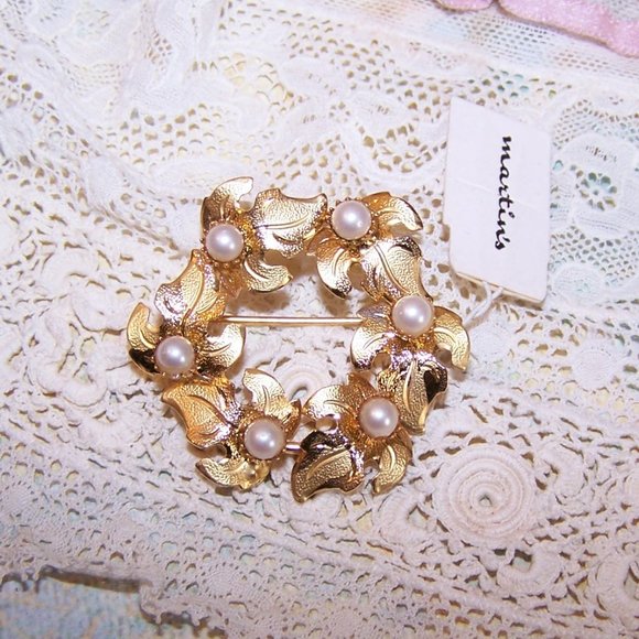 Unsigned Yellow Gold Metal and Faux Pearl Wreath Pin with Original Price Tag - Picture 3 of 6